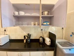 Spacious 1 Bed 2 bath Bandra Balcony Wifi