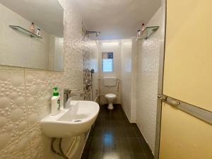 Spacious 1 Bed 2 bath Bandra Balcony Wifi