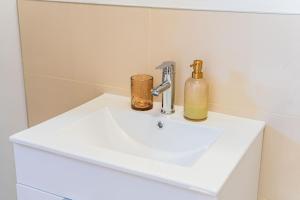 Zagreb 263 & 264 - Two One Bedroom Apartments - Flexible Keybox Entry - Parking- Monthly Rent - Modern