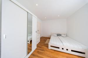 Zagreb 263 & 264 - Two One Bedroom Apartments - Flexible Keybox Entry - Parking- Monthly Rent - Modern