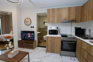 Elegant Pool-View 1BR Near Cleveland Clinic