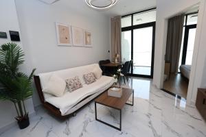 Elegant Pool-View 1BR Near Cleveland Clinic