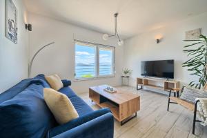 Vlados - Beachfront & Rooftop Apartment