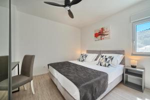Vlados - Beachfront & Rooftop Apartment