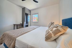 Vlados - Beachfront & Rooftop Apartment