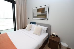 Elegant Pool-View 1BR Near Cleveland Clinic
