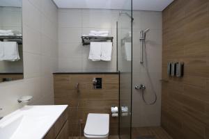 Elegant Pool-View 1BR Near Cleveland Clinic
