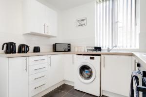 Large 4 Bedroom House -Double & Ensuite Rooms -Liverpool- With Free Parking
