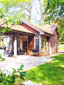 Rural Cottage Retreat, Near Goodwood Festival of Speed, Dog Friendly with Shared Outdoor Pool, gardens & Tennis, Free Parking! Chichester Holiday Properties