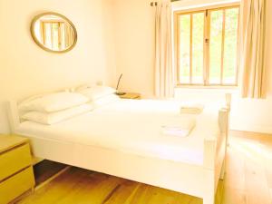 Rural Cottage Retreat, Near Goodwood Festival of Speed, Dog Friendly with Shared Outdoor Pool, gardens & Tennis, Free Parking! Chichester Holiday Properties
