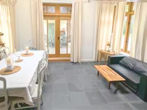 Rural Cottage Retreat, Near Goodwood Festival of Speed, Dog Friendly with Shared Outdoor Pool, gardens & Tennis, Free Parking! Chichester Holiday Properties