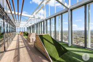 Modern Stratford Flat with Gym and Skyline Terrace