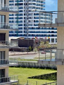 Aqua Vista Lotus - Apartament 2 Camere Vedere Lac - Vedere Cluburi Zona Opera - Crowne Plaza