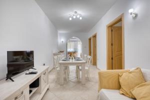 Cosy 2 bedroom apartment near the sea CELL1-1