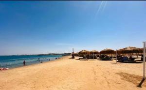10 minutes from airport modern studio with beach acces & WIFI