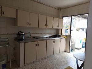habitacion privada tipo apartaestudio acceso a cocina compartida