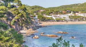 Apartamento en Calella para estancias de temporada con piscina y parking