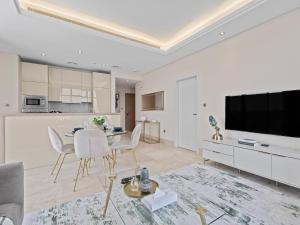 Upscale Palm Living - Accor Hotel Access