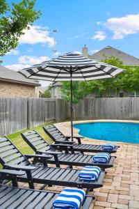 Cozy 5BR Getaway Pool Games Sleeps 18