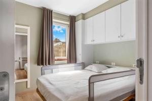 Stylish renovated 2-bedroom apartment in with garage