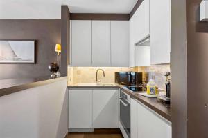 Stylish renovated 2-bedroom apartment in with garage