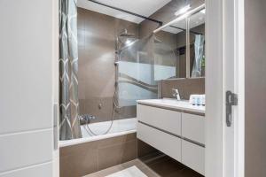 Stylish renovated 2-bedroom apartment in with garage