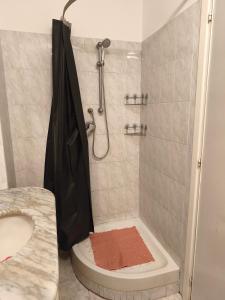 Stanza con bagno privato in appartamento condiviso 2