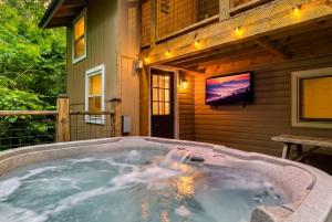 "Hillside Cottage" is minutes to town and to Rocky Top SportsHot Tub Nature SettingGrillSleeps 6