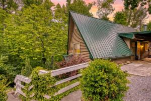 "Hillside Cottage" is minutes to town and to Rocky Top SportsHot Tub Nature SettingGrillSleeps 6