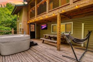 "Hillside Cottage" is minutes to town and to Rocky Top SportsHot Tub Nature SettingGrillSleeps 6