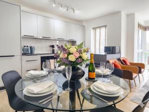 Modern 1-bed Apartment, Sleeps 4, Free Parking, Netflix, WiFi, New build