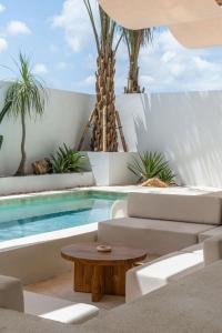 Luxury 2BR Villa Rosy Pool & Sunken Lounge Canggu