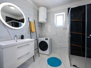 Apartment Grau mit Terrasse by Interhome