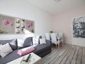 Apartment Modern eingerichtete Ferienwohnung mit großer privater Terasse- Außendusche und by Interhome