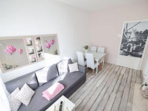 Apartment Modern eingerichtete Ferienwohnung mit großer privater Terasse- Außendusche und by Interhome