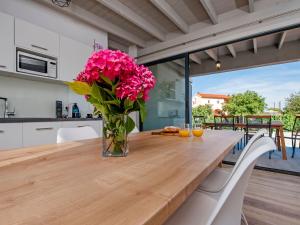 Holiday Home Vollständig freistehende Designervilla mit Infinity-Pool by Interhome