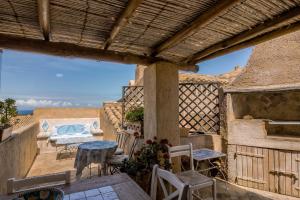 GuestHost - Sea View Flat with Veranda and Pool