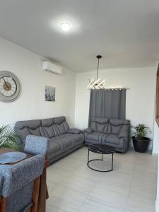 Casa Fragata Family Retreat with Pool & BBQ 10 minutes from the airport