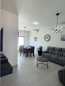 Casa Fragata Family Retreat with Pool & BBQ 10 minutes from the airport
