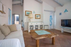 GuestHost - Sea View Flat with Veranda and Pool