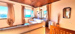 Antica casa in pietra vista mare
