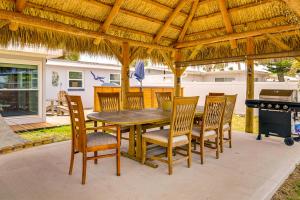 Canal-Front Oasis in Hudson: Patio + Private Dock!