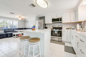 Canal-Front Oasis in Hudson: Patio + Private Dock!