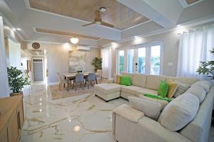 3BR Modern Villa w Private Pool & Fire Pit