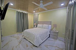 3BR Modern Villa w Private Pool & Fire Pit