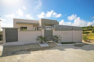 3BR Modern Villa w Private Pool & Fire Pit