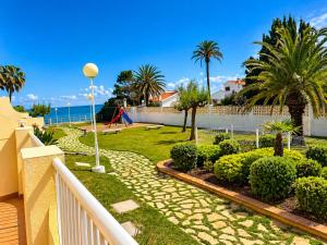 Apartamento Caleta en Dénia primera línea con pista de pádel, piscina y vistas al mar by Family Homes Rentals