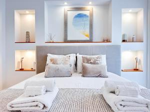 Luxury Albufeira Townhouse with Terraces, Pool & Views by Be Cherish