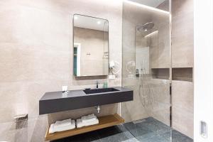 Santorini Luxury Room 5 - Beach Access, Parking and more
