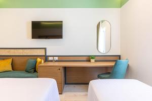 Santorini Luxury Room 5 - Beach Access, Parking and more
